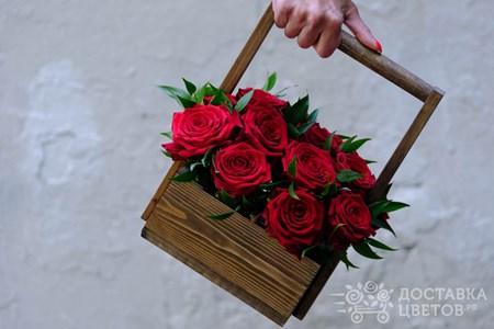 Композиция из 15 красных роз в ящике "Легенда"
